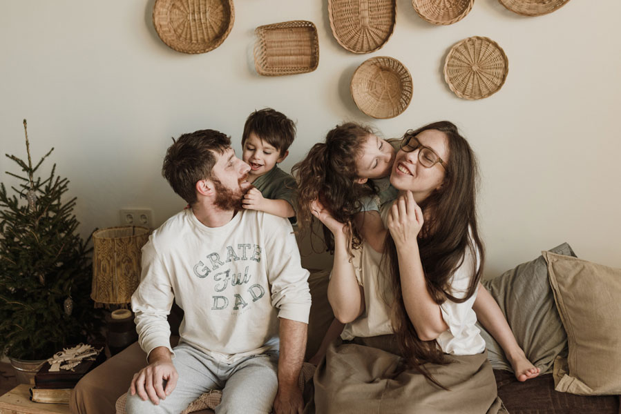 Famille qui respire de l'air de qualité